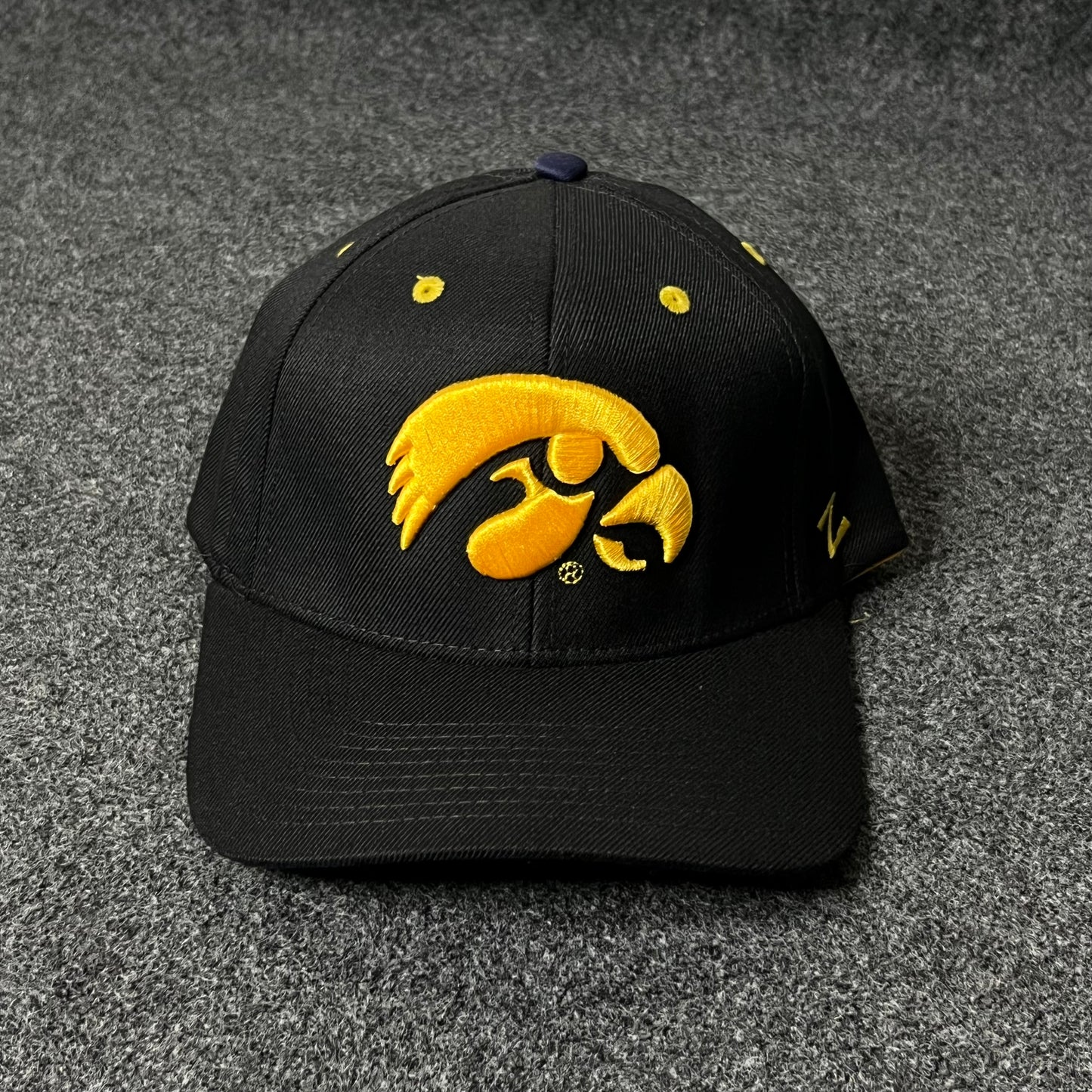 Capelli Sport Iowa Hawkeyes Fitted Cap – Black & Gold ( M size )