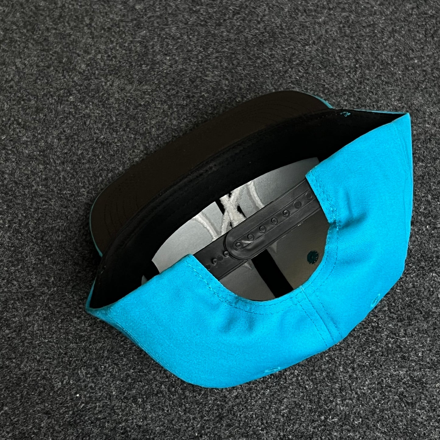 New York Yankees (NY) flat-brim snapback cap