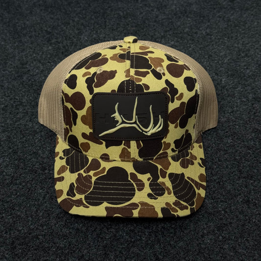 Hunting-Themed Trucker Hat with A Vintage Duck Camouflage Pattern