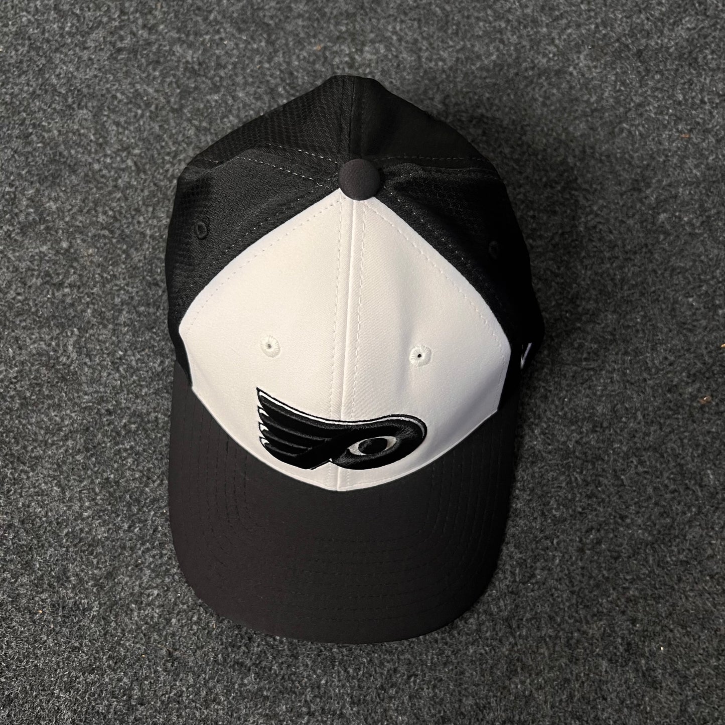 Men's Philadelphia Flyers Mitchell & Ness Black Team Snapback Fitted Hat ( L SIZE )
