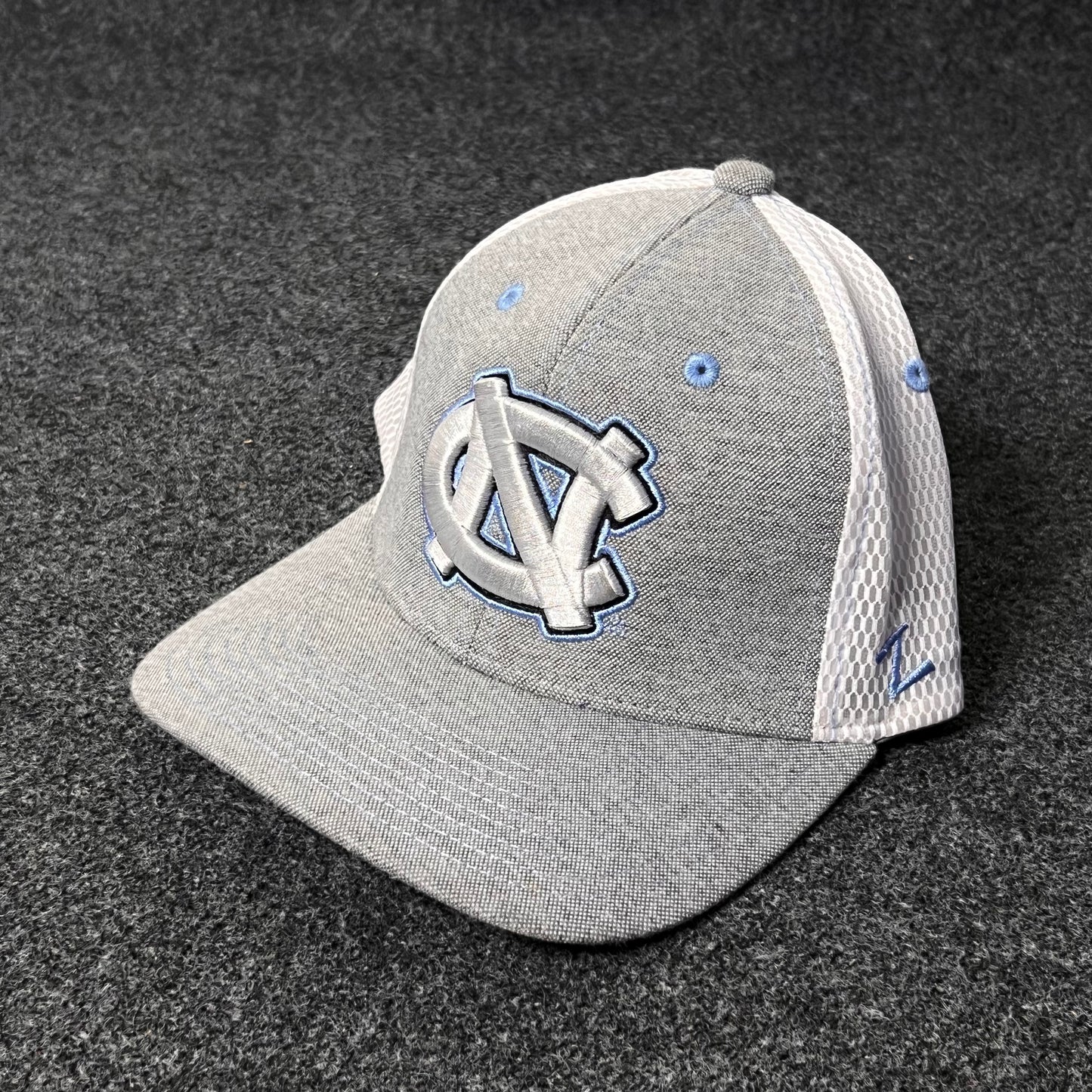 Men's Top of the World Gray North Carolina Tar Heels Fitted Hat.( L SIZE )
