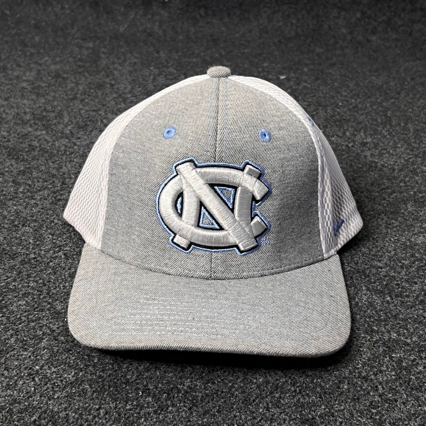 Men's Top of the World Gray North Carolina Tar Heels Fitted Hat.( L SIZE )