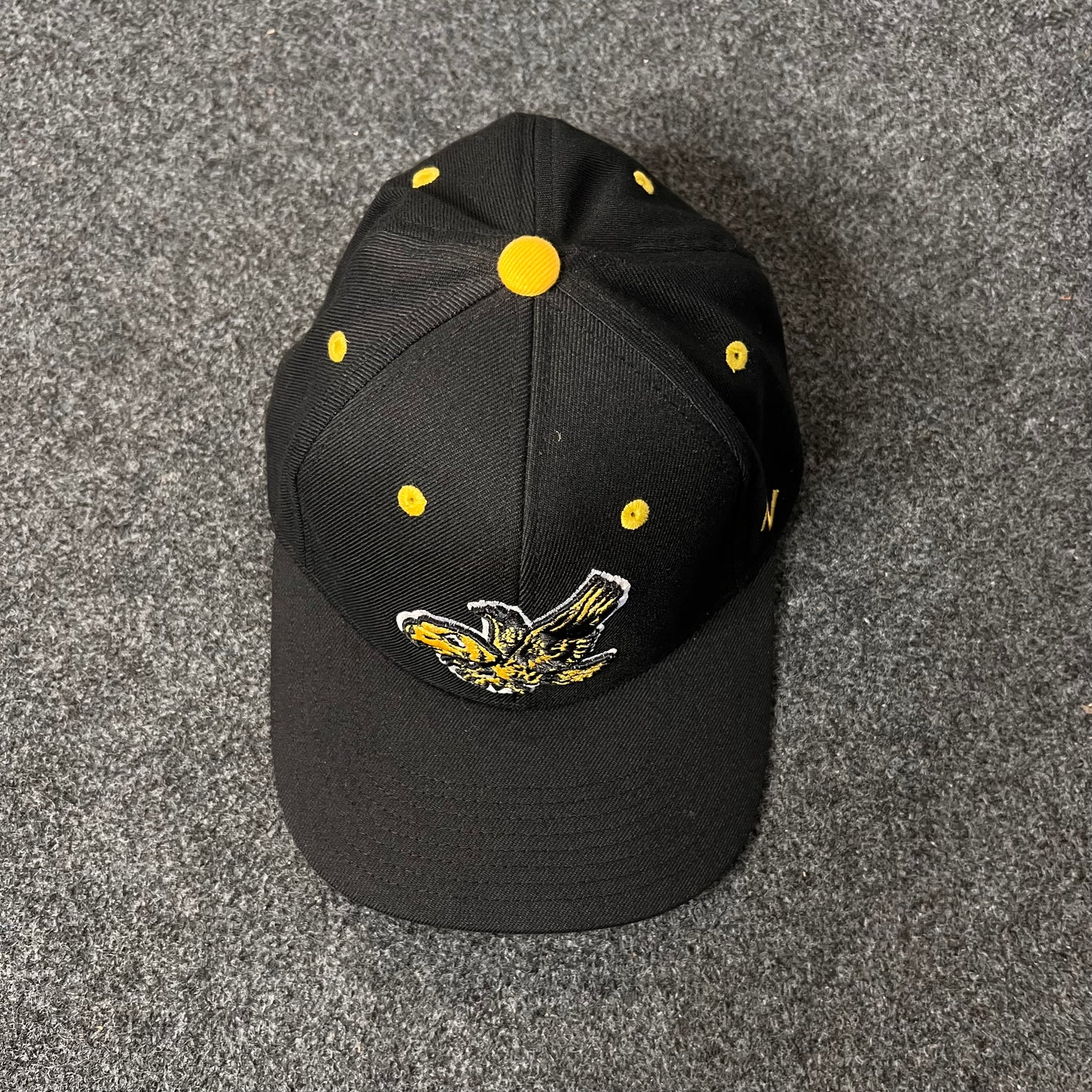 Vintage-Style Lowa Hawkeyes Fitted Cap ( L SIZE )