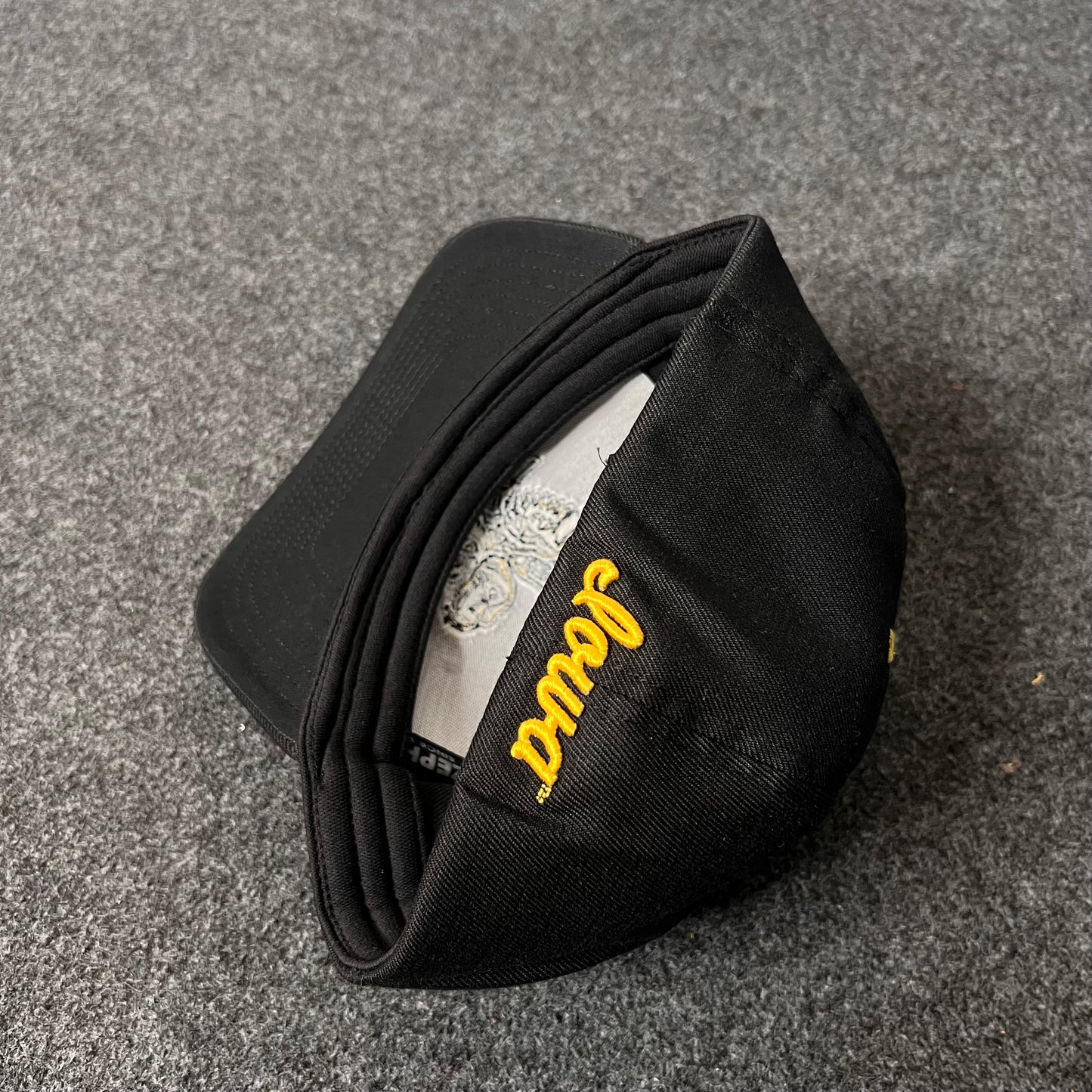 Vintage-Style Lowa Hawkeyes Fitted Cap ( L SIZE )