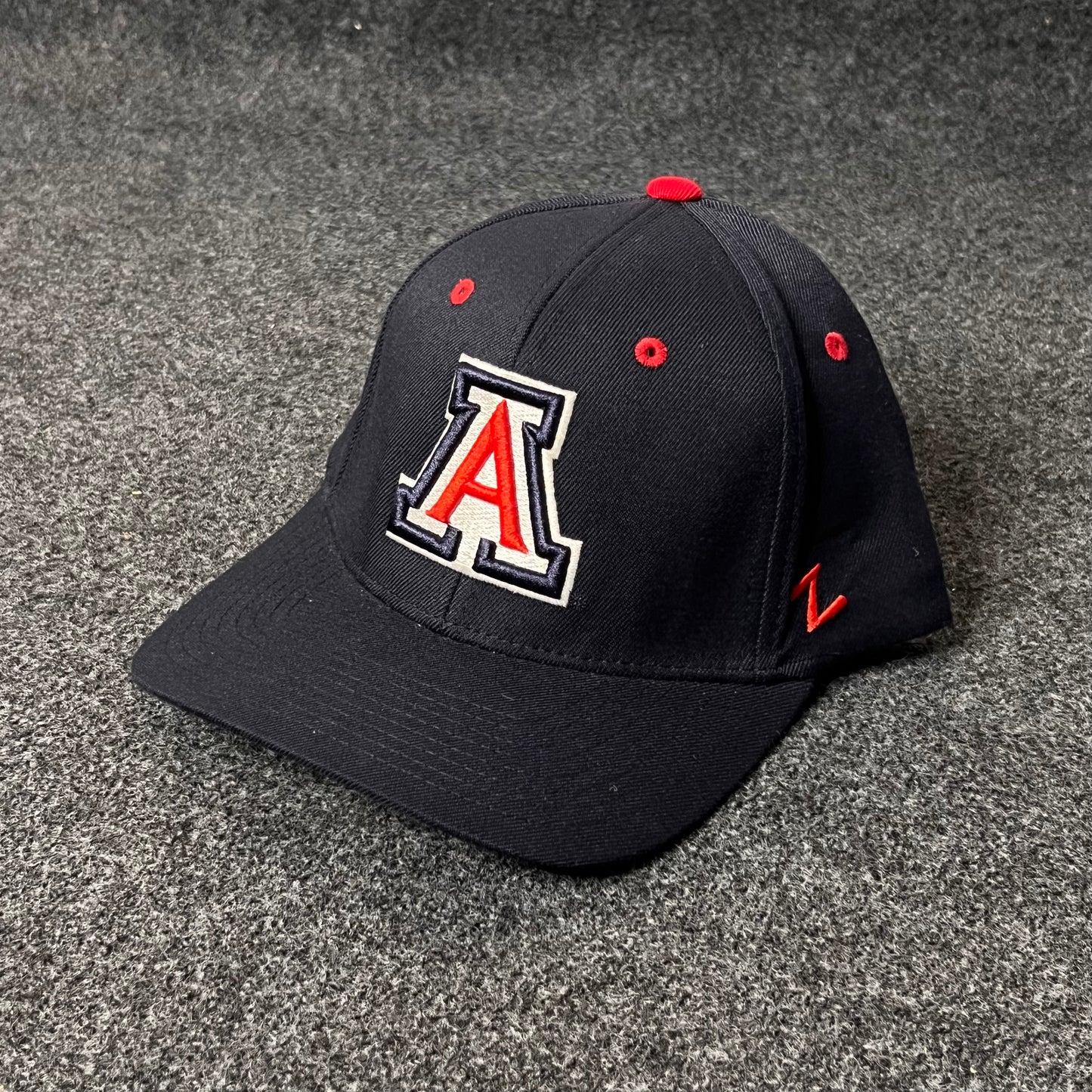 University of Arizona Wildcats fitted cap. ( L SIZE )