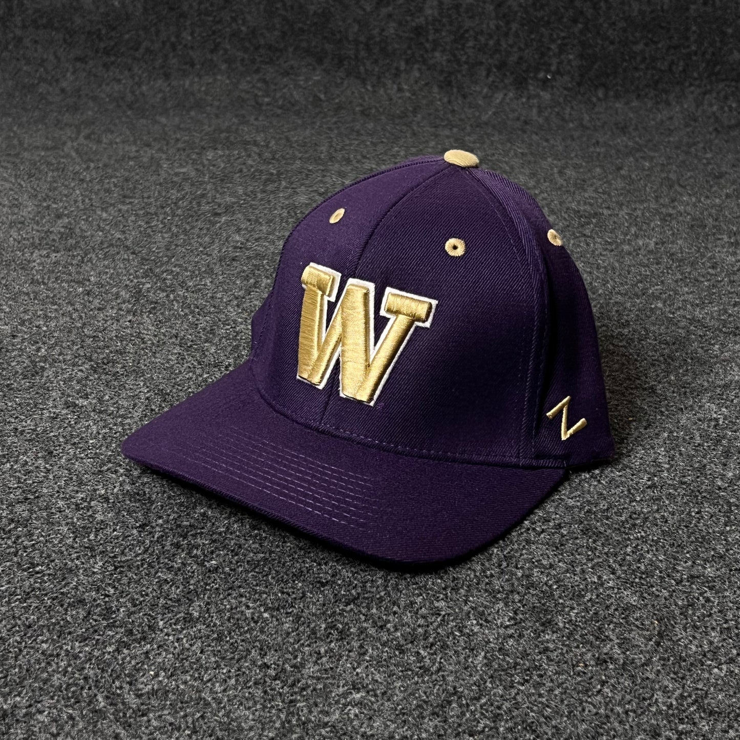 Zephyr Washington Huskies Fitted Hat (M size )