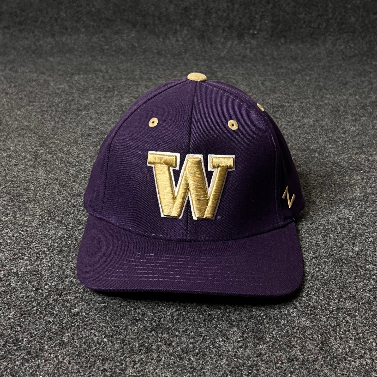 Zephyr Washington Huskies Fitted Hat (M size )