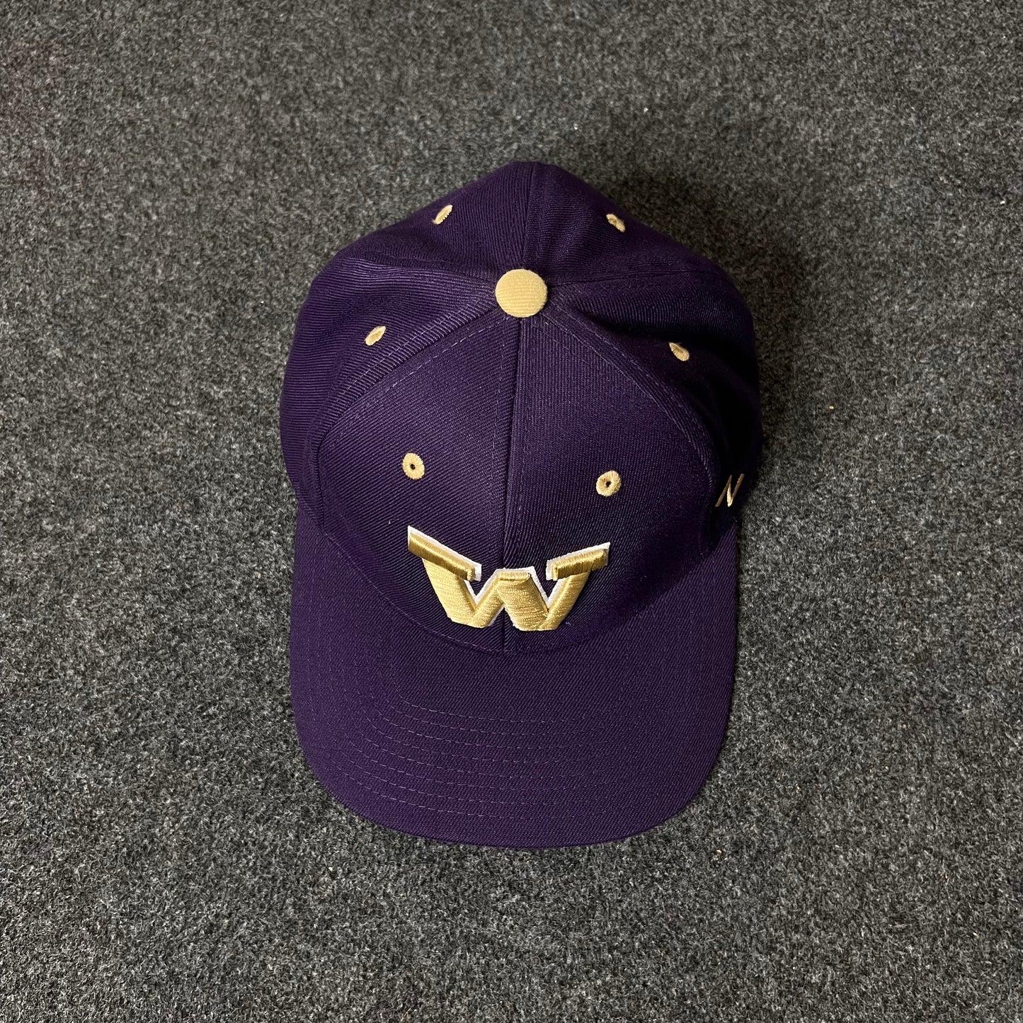 Zephyr Washington Huskies Fitted Hat (M size )