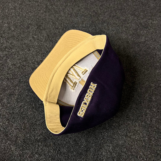 Zephyr Washington Huskies Fitted Hat (M size )