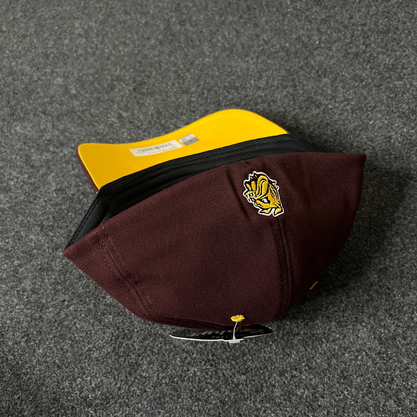 UMD Hockey baseball Fitted Cap ( XL size )
