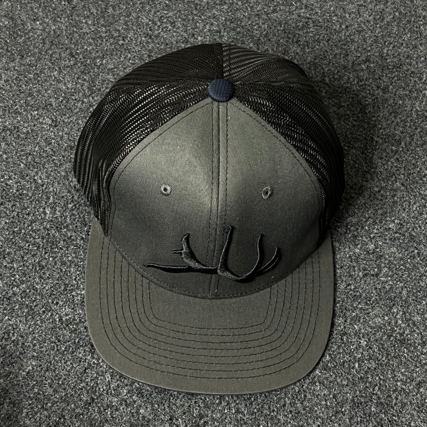 Capelli Sport Antler Flat Cap – Charcoal & Black Mesh