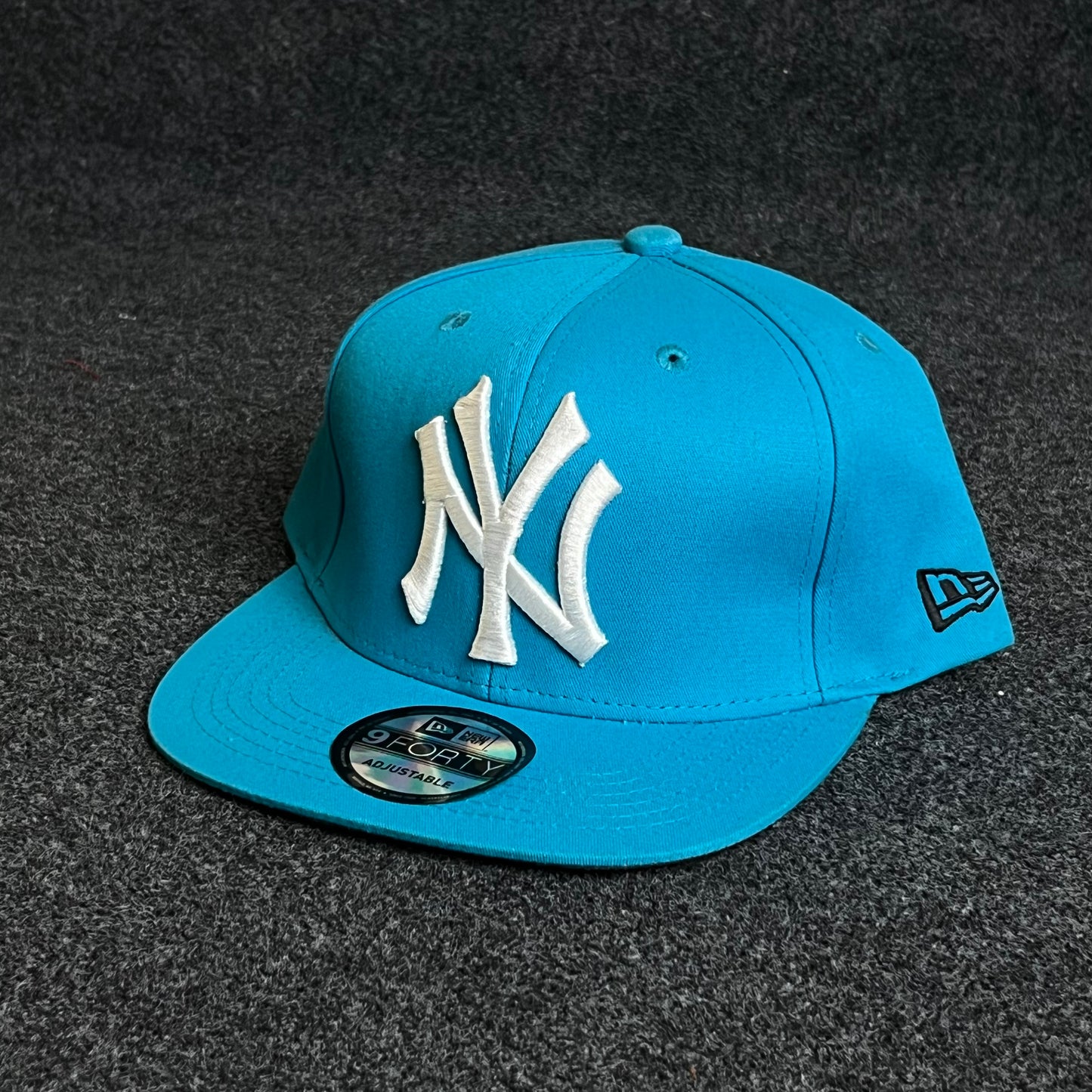 New York Yankees (NY) flat-brim snapback cap