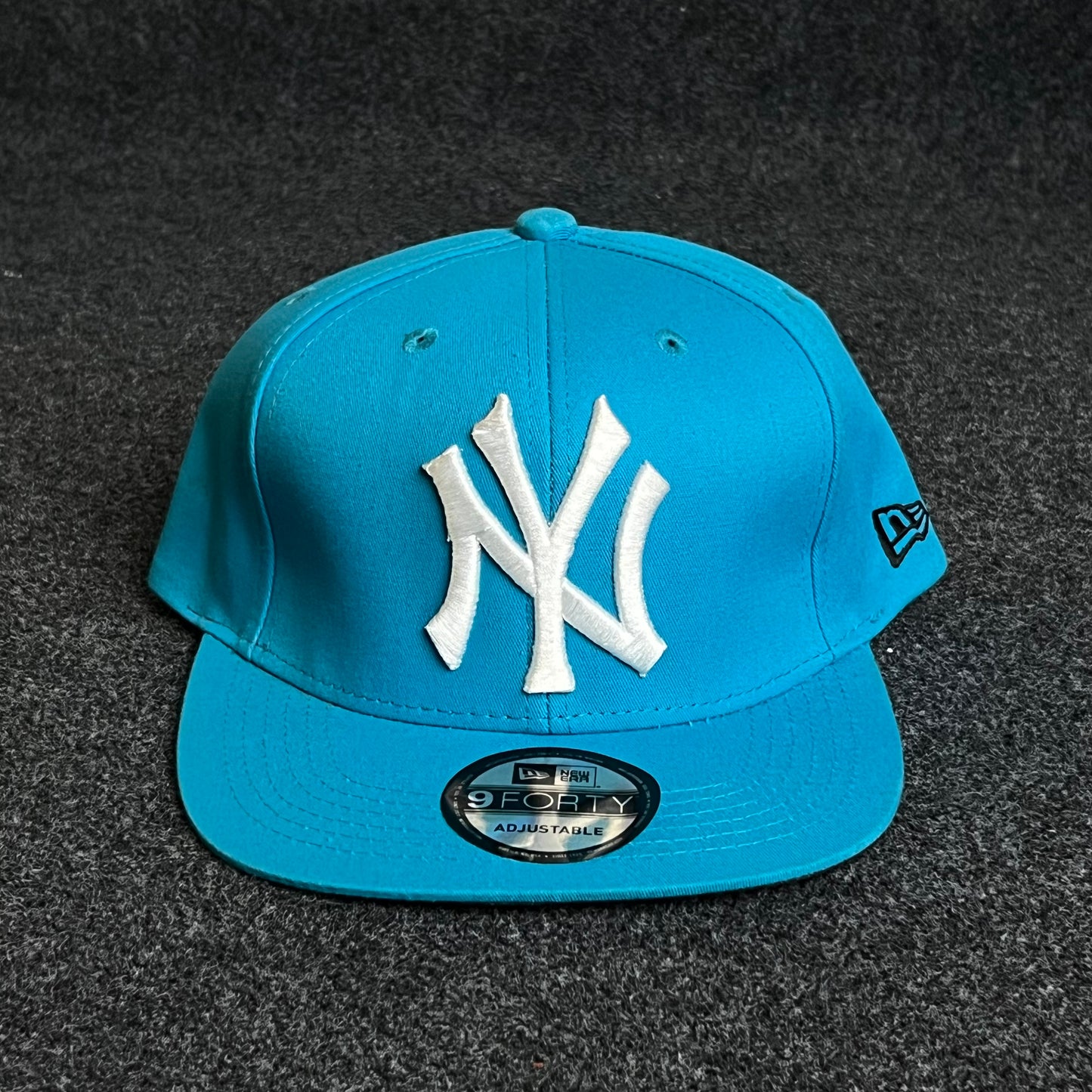 New York Yankees (NY) flat-brim snapback cap