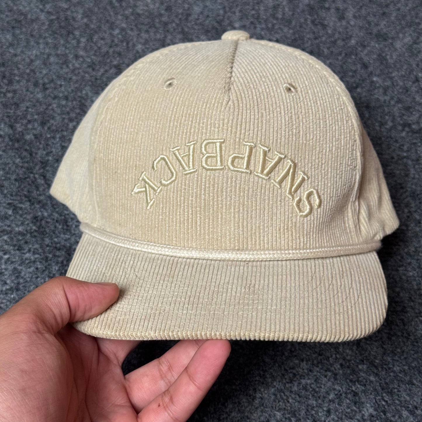 Tonal Upside-Down "SNAPBACK" Corduroy Rope Cap – Sand Beige