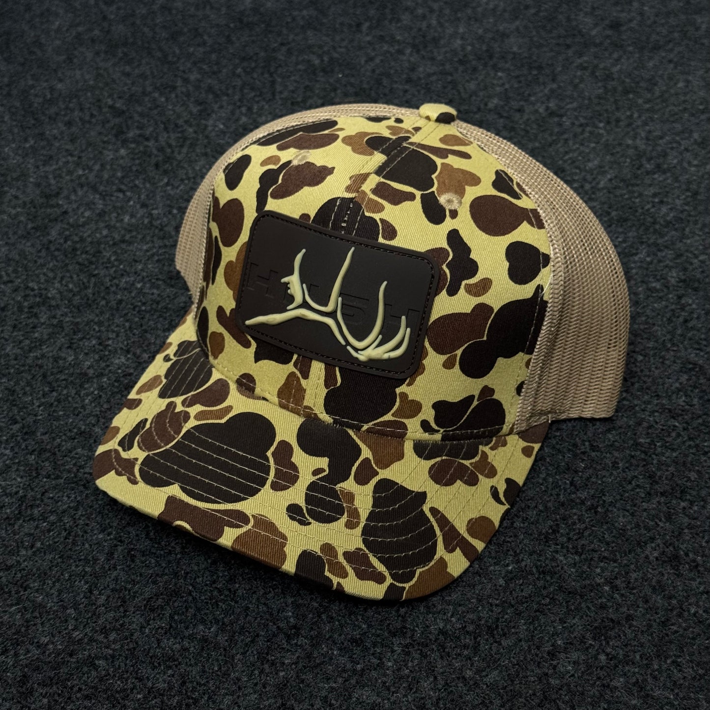 Hunting-Themed Trucker Hat with A Vintage Duck Camouflage Pattern