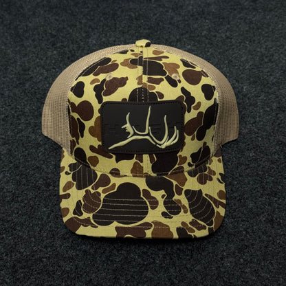 Hunting-Themed Trucker Hat with A Vintage Duck Camouflage Pattern
