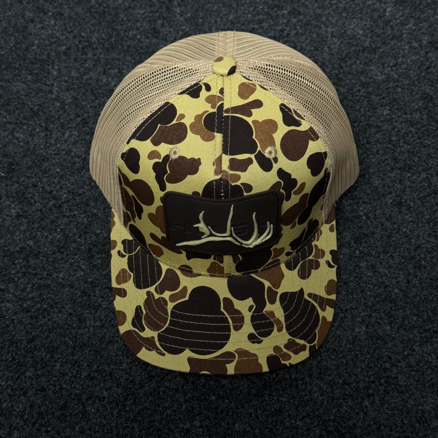 Hunting-Themed Trucker Hat with A Vintage Duck Camouflage Pattern