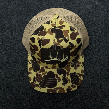 Hunting-Themed Trucker Hat with A Vintage Duck Camouflage Pattern