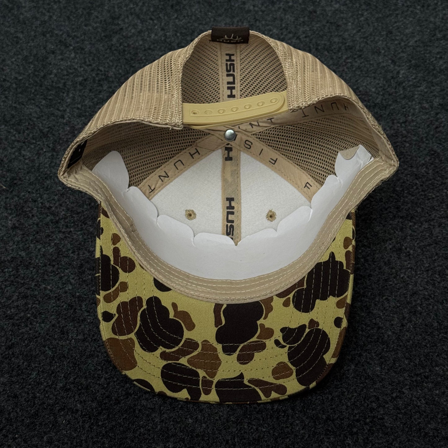Hunting-Themed Trucker Hat with A Vintage Duck Camouflage Pattern