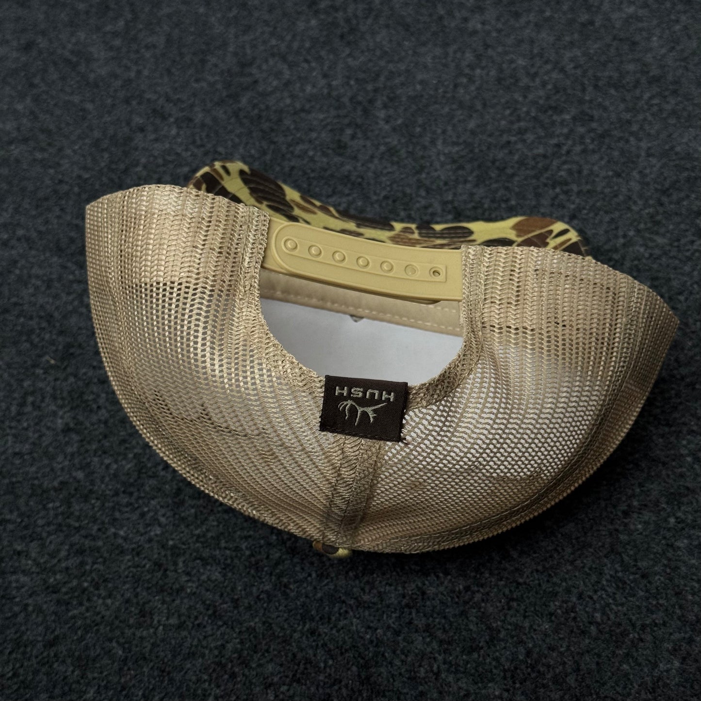 Hunting-Themed Trucker Hat with A Vintage Duck Camouflage Pattern