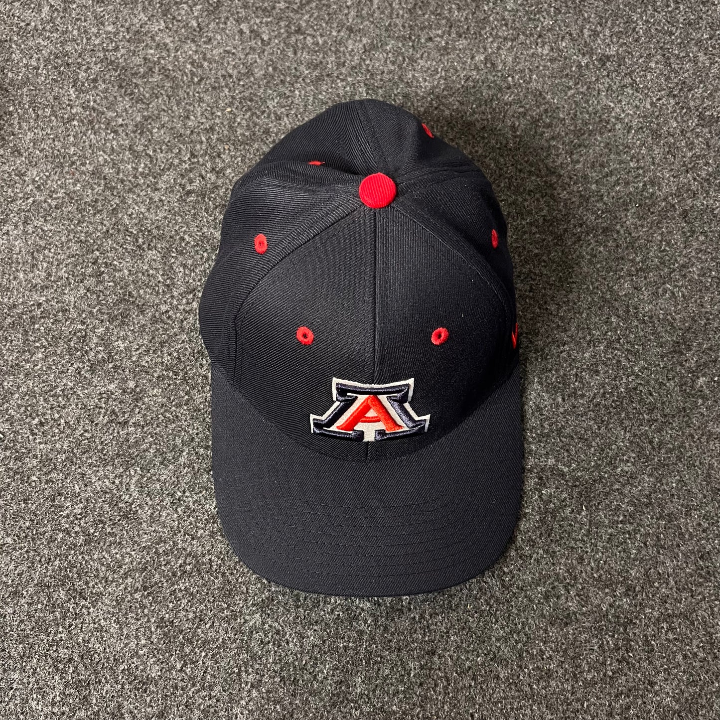 University of Arizona Wildcats fitted cap. ( L SIZE )