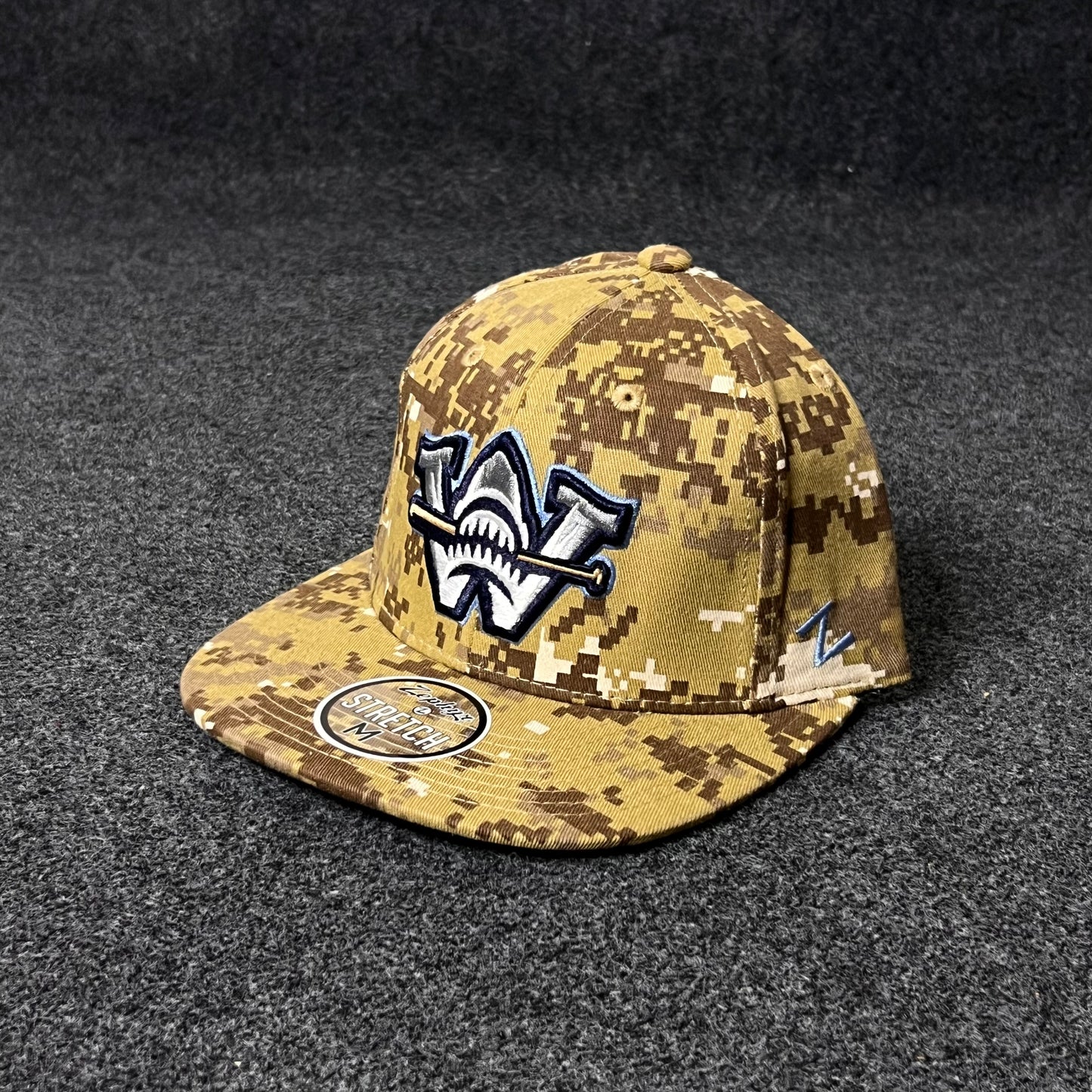 Camouflage Baseball Cap with an embroidered "W" logo Fitted Hat  (M size )