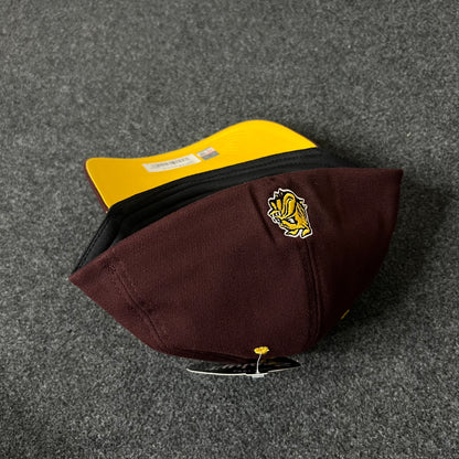 UMD Hockey baseball Fitted Cap  ( XL size )