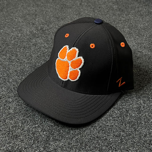 Black & White Fitted Cap – Bold Contrast Style ( S size )