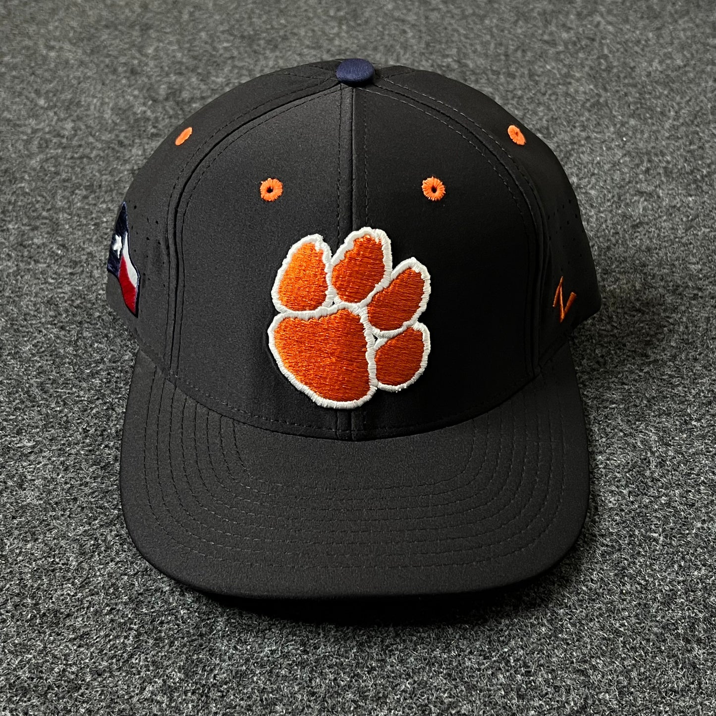Black & White Fitted Cap – Bold Contrast Style ( S size )