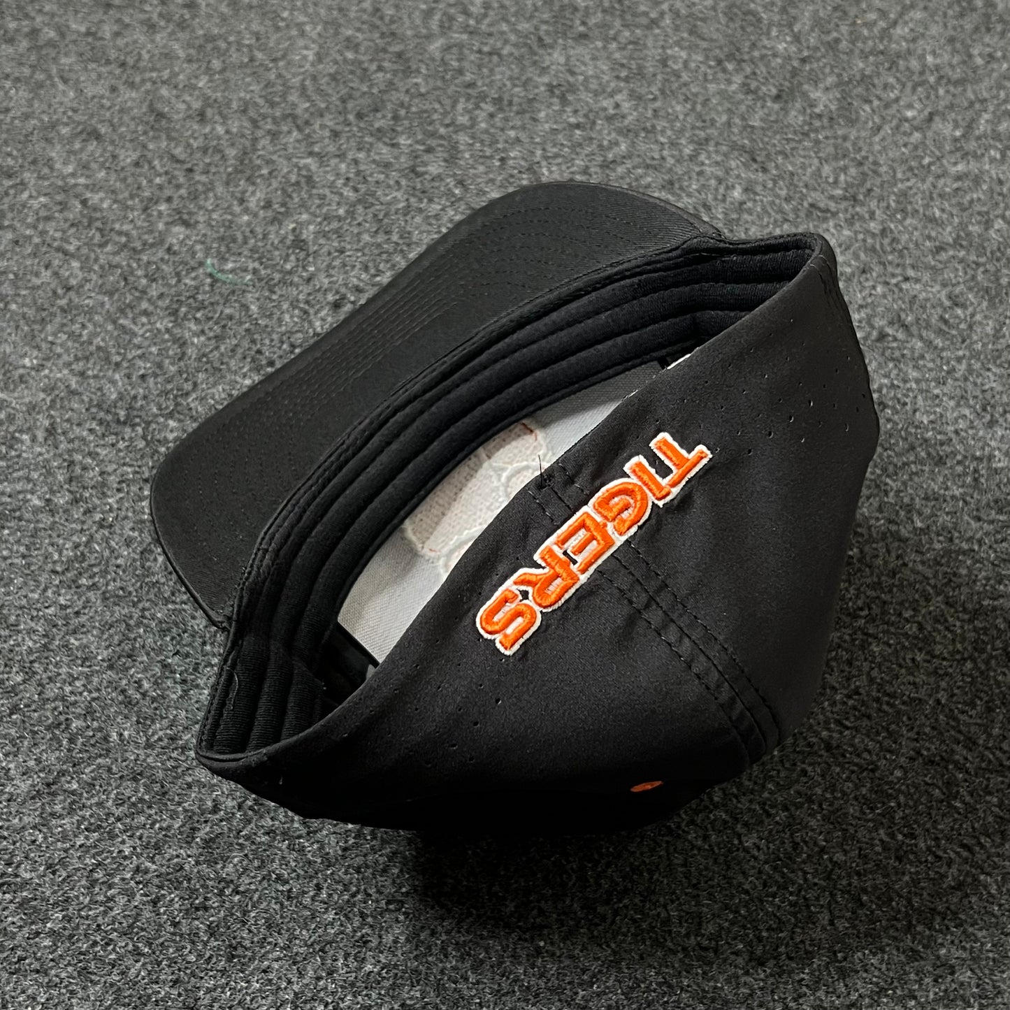 Black & White Fitted Cap – Bold Contrast Style ( S size )