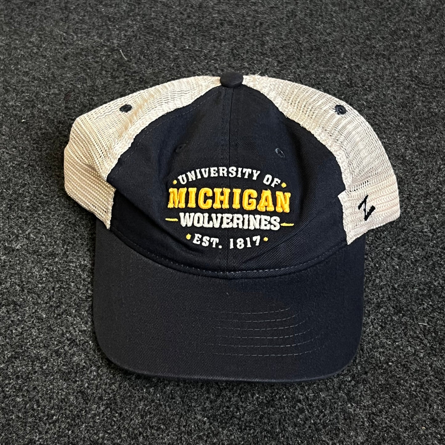 University of Michigan Wolverines Mesh Trucker Cap – Navy & White Mesh (Gold Embroidery)